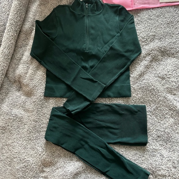 Gorgeous green seamless set - Picture 5 of 6